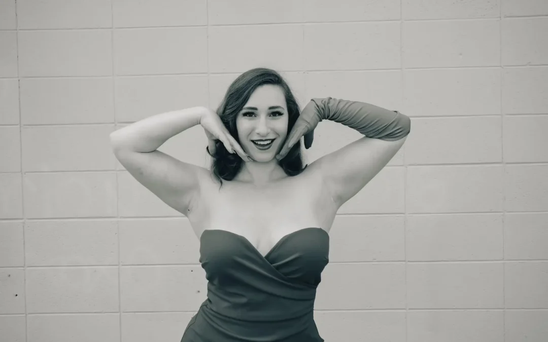 Mujer de perfil observando su silueta en el espejo, después de una liposucción 360 con resultado natural.